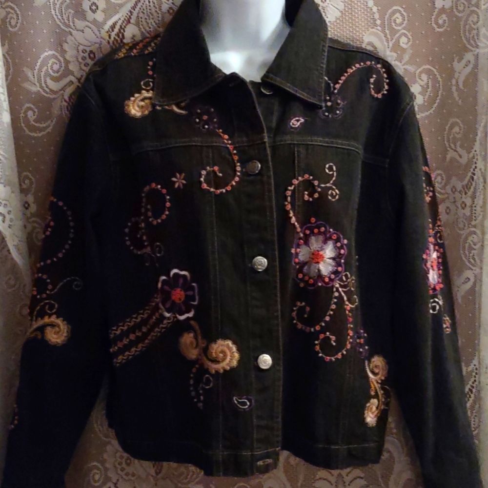 GW Women's size M‎ white purple floral Embroidered beaded jean jacket pockets